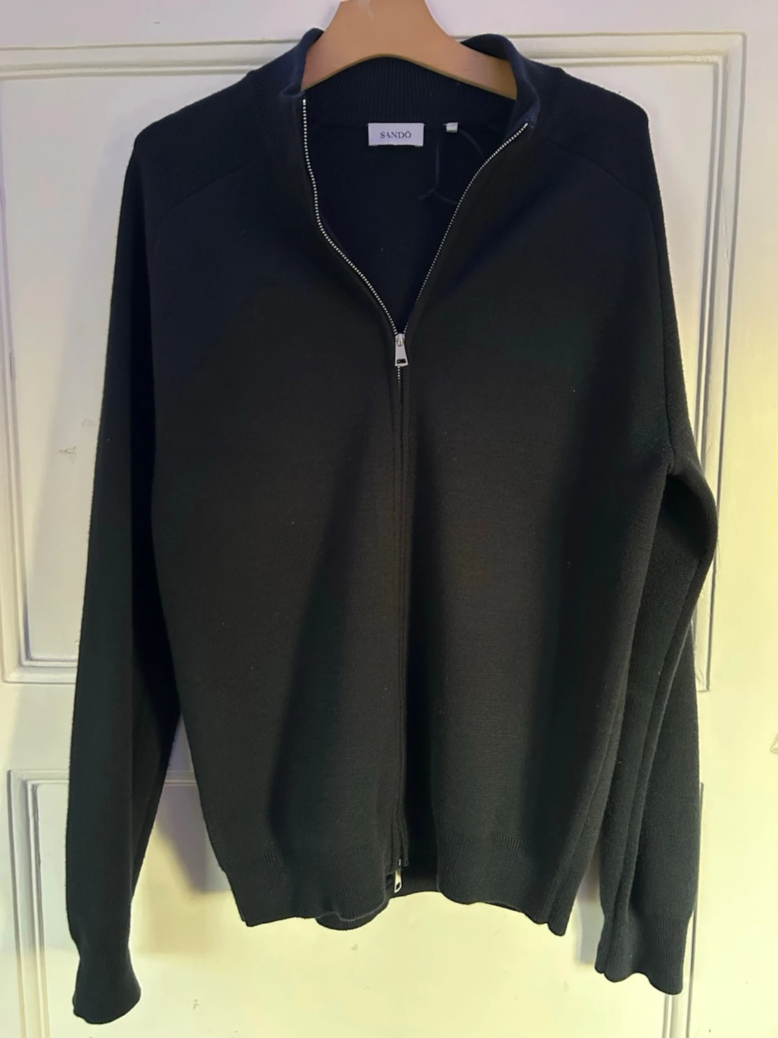 Svart kofta med dragkedja från Sandö