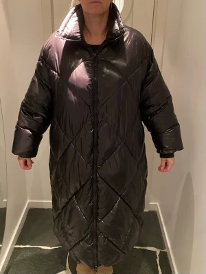 Utsvängd jacka från zara! - Säljer mammas jättefina jacka från zara som är i storlek xs/s men är oversize i passformen. Jackan är perfekt inför vintern och har en glansig yta.❣️