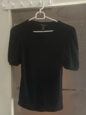 Svart topp  - Säljer en svart topp från New Look i storlek M som är helt oanvänd 