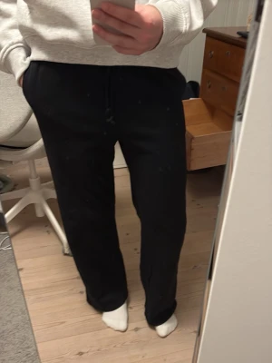 Svarta mjukisbyxor med loose passform - Säljer ett par svarta mjukisbyxor med loose passform från HM. Byxorna är lite noppiga men skriv gärna om du vill ha fler bilder.