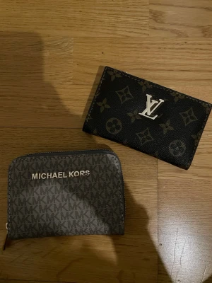 Fina plånböcker säljs!!! - Två snygga plånböcker säljes! Köpta utomlands, ej äkta!!!!! As bra skick helt oanvända. 300kr/st