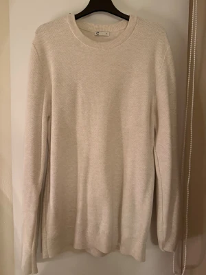 Stickad tröja  - En beige finstickad tröja från Cubus i mycket fint skick 🌟🌟