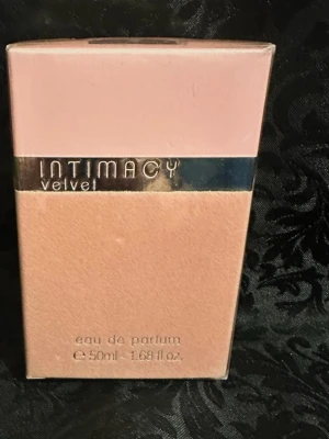 Intimacy Velvet Eau de Parfum 50 ml , orientaliskt blommig doft  - Intimacy Velvet Eau de Parfum, 50ml, tillverkad i Frankrike. Ingredienser: alcohol denat, parfum, aqua, ethylhexyl methoxycinnamate, ethylhexyl salicylate, butyl methoxydibenzoylmethane, citral, citronellol, coumarin, eugenol, farnesol, geraniol, limonene, linalool m.fl.