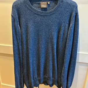 Oscar Jacobsson tröja  - Säljer en blå Oscar Jacobsson tröja. Strl M, använd fåtal gånger och i bra skick, skriv för mer bilder eller info! 