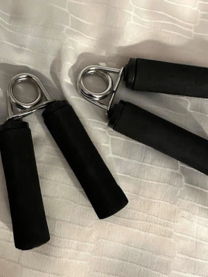 Handtränare 2st. Svart  - Handtränare 2 st i bra skick 