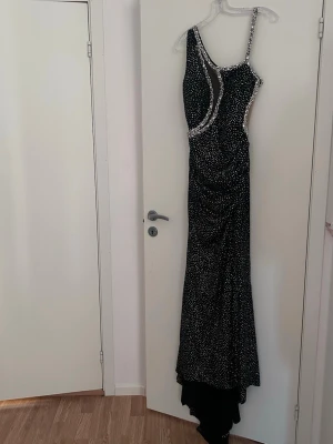 Bal klänning  - Sååå fin, jättefint släp, köpt i en bal klänning butik i Stockholm. Passar S/M
