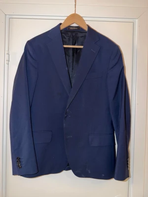 Oscar Jacobson - kavaj  - Oscar Jacobson - kavaj strl 48 Använd, cond 8/10 Nypris 3.999:-  Mitt pris 1.200:- 