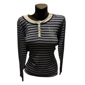 Långärmad tröja  - Köpt från vinted men passade mig inte tyvärr. Står inget märke heller