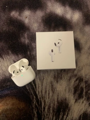 Airpods 4 (2024) USB-C - Använda ett tag, kommer i bra skick allt funkar som det ska utan några konstigheter.