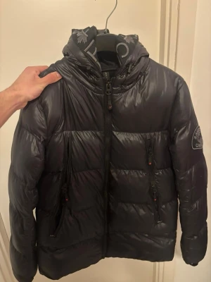 Svart pufferjacka från Zavetti Canada - Säljer en svart pufferjacka från Zavetti Canada i storlek S, passar dig även som är M. Nypris 1400kr. Mitt pris 800kr. Kan gå ner i pris vid snabbäffär.