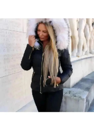 Svart pufferjacka med fuskpäls från Rockandblue - Snygg svart pufferjacka från Rockandblue med guldiga dragkedjor och detaljer. Jackan har en stor huva med vit fuskpäls och Rockandblue-logga på ärmen. Quiltad design och figurnära passform, perfekt för kalla dagar. Unik med vita pälsen. Använd gärna köp nu❤️