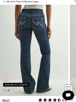 Nelly jeans - Säljer dessa supersnygga lågmidjade jeans med detalj på fickorna från Nelly! Storlek 32 och bra skick🥰💗 