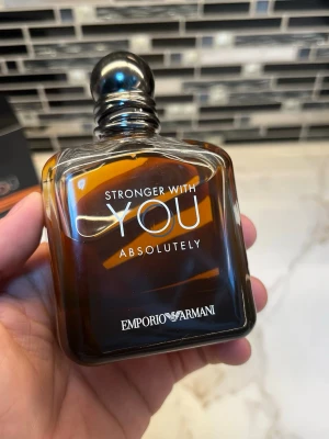 Stronger With You Absolutely 100ml - Emporio Armani Stronger With You Absolutely EdP, 100 ml. En modern och stilren parfym som passar dig som vill sticka ut. Ingredienser: alkohol, parfym, limonene, linalool, citronellol m.fl. Tillverkad i Frankrike.