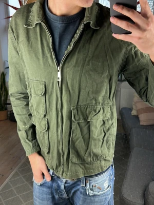 Olivgrön overshirt  - Simpel och stilren. Bra skick, skriv vid fundering! Mått: A:51 B:44 C:48 D:60 (cm) 😇🙏