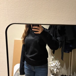 svart stickad hoodie - svart stickad hoodie från bikbok som är använd fåtal gånger. är som ny i skicket