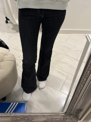 Jeans  - Jättesnygga jeans från weekday i flame modellen😍Storlek 24/32 men passar mig som brukar ha 25, är dock lite korta på mig då jag är 170 cm🥰Nypris är 590kr❤️