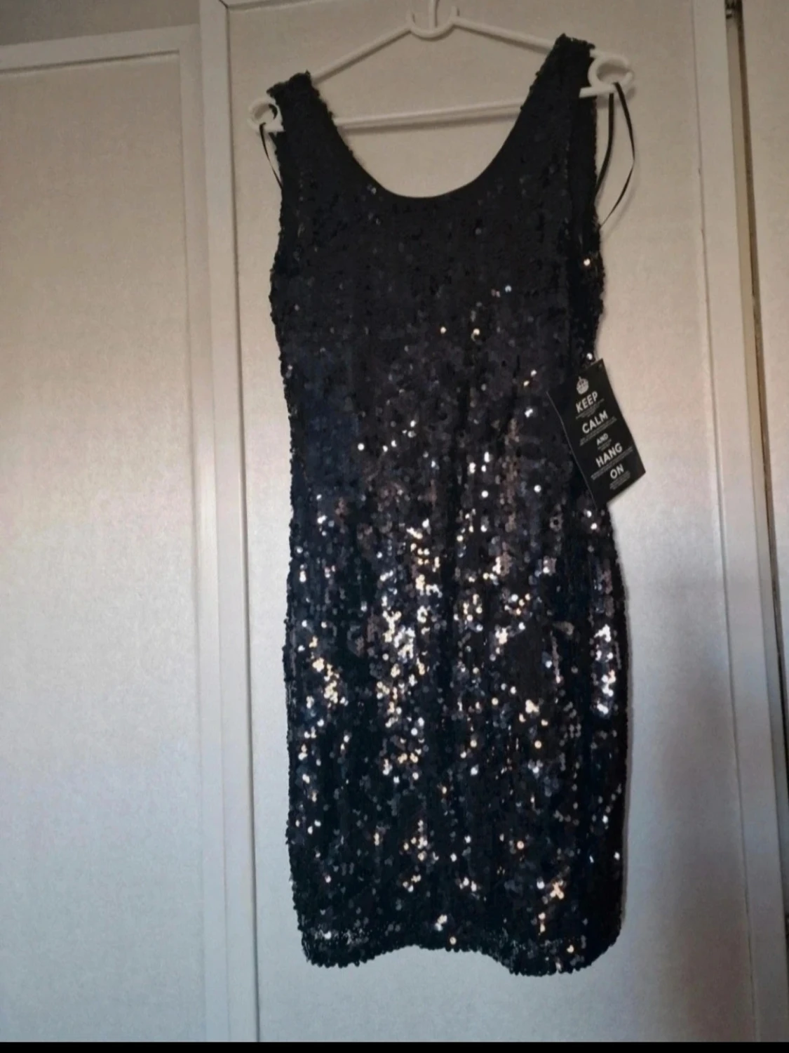 Svart paljettklänning med öppen rygg