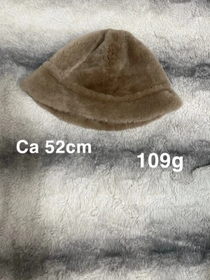 Mössa - Vändbar. Fint använt skick. Står ingen storlek men ca 52cm i omkrets.