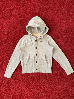 Hollister huvtröja  - Hollister hoodie i storlek M. Jag på bilden är 180 cm. Mått: axelbredd - 41 cm, armhåla till armhåla - 53 cm, längd - 59 cm. Skriv för fler bilder och frågor!