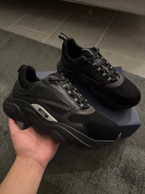 Hel Svarta b22  - Säljer ett par helsvarta b22 storlek 42, dem är helt nya. Skriv vid minsta intresse!