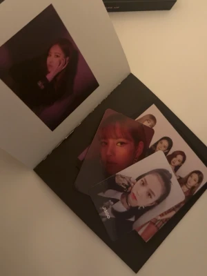 Square Up - En exklusiv fotobok och samlaralbum från BLACKPINK, fylld med snygga bilder, fotokort och meddelanden från medlemmarna. Perfekt för fans av K-pop och dig som vill ha något unikt i din samling!