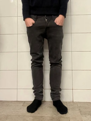  Gråa Replay Anbass  - Tja. Säljer dessa feta par replay Anbass. Perfekt till det kalla vädret. Skulle säga att dom är i bra skick priset kan diskuteras, och om du har någon fundering skicka gärna ett pm. Står ej för postens slarv.