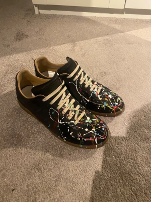 Maison margiela gats - Svarta gats med färg, köpta på eBay från säljare med 400k plagg sålda. Först till kvarn, kan mötas om du bor i Halmstad elr gtb 