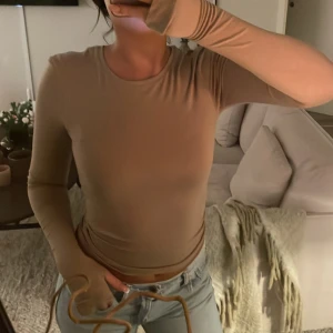 Long sleeve beige - Säljer denna snygga tighta tröja ifrån lxathabel i storlek XS sitter sjukt bra och skönt material! Använt en gång 🥰