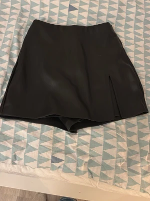 Käder kjol med shorts - Läder kjol från New Yorker som är shorts på baksidan. Jättefina men passade inte mig