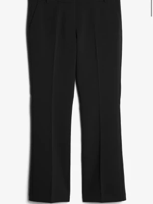 Svarta utsvängda kostymbyxor - Snygga svarta kostymbyxor med utsvängd passform och low waist. Byxorna har en klassisk stil och är tillverkade i ett mjukt material som ger en clean look. Perfekta för dig som gillar stilrena och enkla outfits. Säljer då dom är förstora på mig. Storlek 42 pettite.