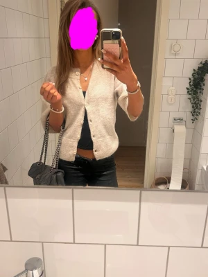 Beige stickad kofta med knappar - Supermysig beige stickad kofta med knappar hela vägen framtill. Använd 1 gång bara 💕från Gina tricot 14+