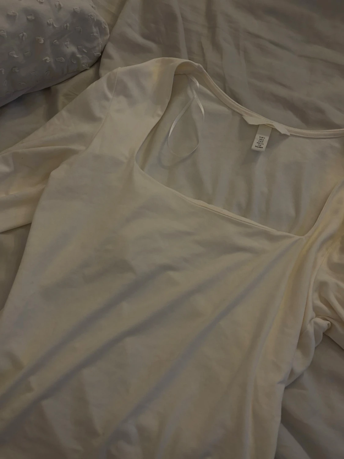 Vit långärmad topp med fyrkantig hals