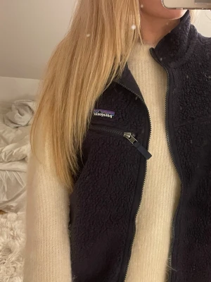 Patagonia Väst - Slutsåld patagonia väst som är ny för i år i färgen sunkel blue. Jag är 169 och tycker M är lagom för mig som vanligtvis har s💞 perfekt till vintern eller skidåkning, helt ny fick den i julklapp men kommer inte komma till användning! 
