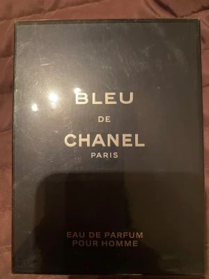 Bleu de Chanel Eau de Parfum - Stilren parfym för män från Chanel, Paris. Eau de Parfum-variant. Tillverkad i Neuilly sur Seine. Perfekt för dig som vill ha en klassisk och modern doft i din samling.
