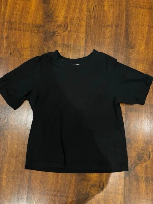 Så fin t-shirt ifrån lindex - Otroligt snygg t-shirt ifrån lindex!! Säljer därav att den är förliten för mig, inga tecken på användning💗