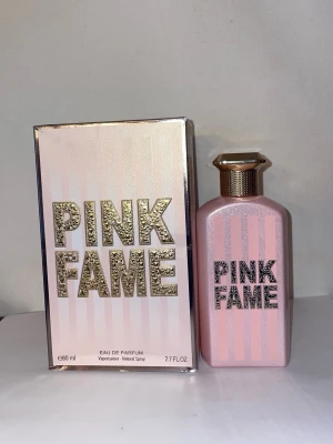 Pink fame fragrance world  -  Pink Fame är en Eau de Parfum på 80 ml från Fragrance World endast  testad,  Topnoter kokosvatten, bergamott, Hjärtnoter heliotrope, jasmin basnoter bourbon vanilj, cashmir.. En söt fräsch vanilj parfym,  Den är väldigt lik Alien goddess. 