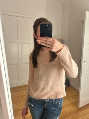 Stickad tröja från H&M - Damm rosa/ ljusrosa stickad tröja från h&m. Den har blivit lite nopprig men inget jag stört mig på. Säljer så den inte kommer till användning längre 💗