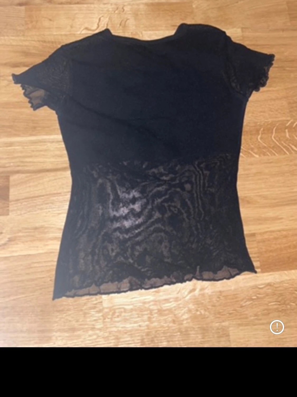 Svart mesh blus med volangdetaljer - 1