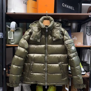 Moncler Maya Green Military  - Säljer en helt ny och oanvänd jacka från Moncler, då den inte passar mig! Hör av dig om du är intresserad, pris kan diskuteras!