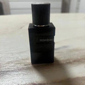 Yves Saint Laurent parfymflaska - Stilren parfym från Yves Saint Laurent i svart flaska. Tillverkad i Frankrike. Perfekt för dig som vill ha en ikonisk accessoar i badrumsskåpet. Obs! Boxen kommer inte med om du köper!