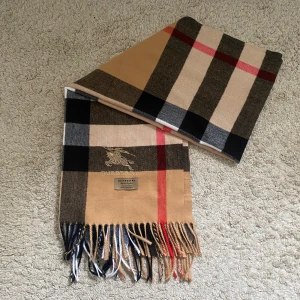 Burberry halsduk  - Tjena! Säljer nu min extremt snygga halsduk perfekt för kyligare dagar. Nycksick då jag endast använt den ett fåtal gånger. Priset är ej hugget i sten så hör av dig vid minsta fundering:)