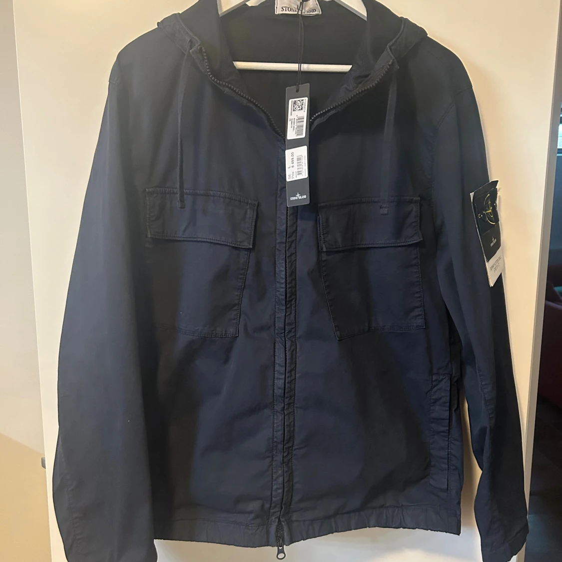 Marinblå vindjacka från Stone Island