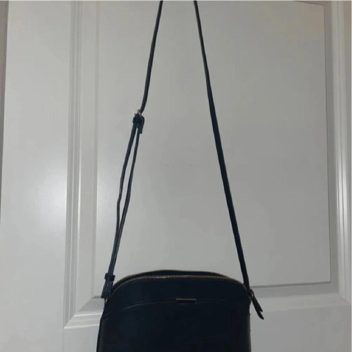 Axelremsväska med guld detaljer  - 2