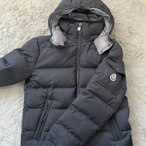 Moncler Montgenevre - Moncler Montgenevre – grå Säljer en Moncler Montgenevre i storlek 1. Jackan är i mycket fint skick och passar perfekt för vintern, både varm och stilren.  Färg: grå Storlek: 1  Pris kan diskuteras vid snabb affär. Vid intresse, hör av dig. 