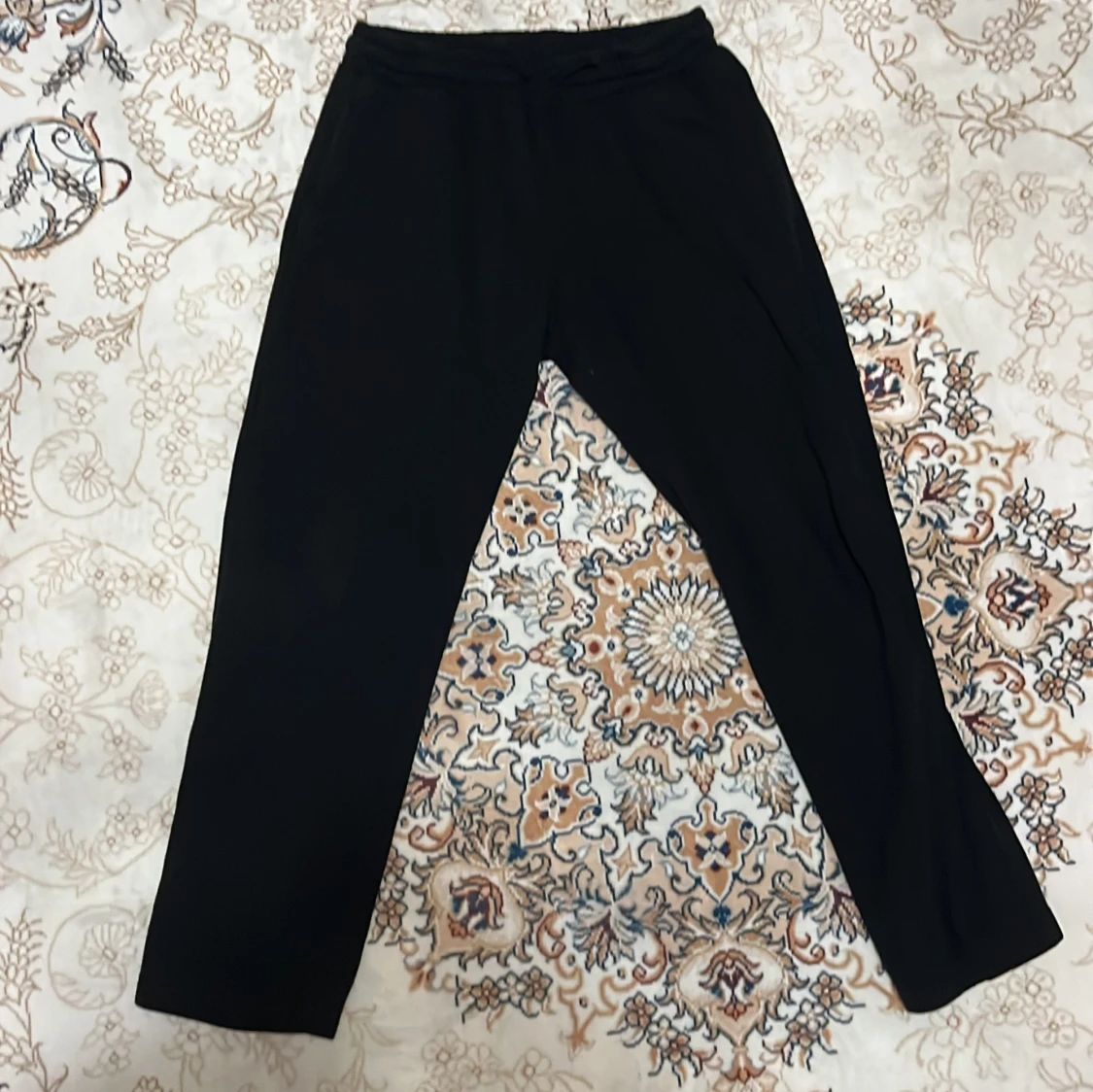 Svarta mjukisbyxor med normal passform