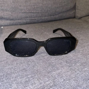 Prada  - Prada glasögon 