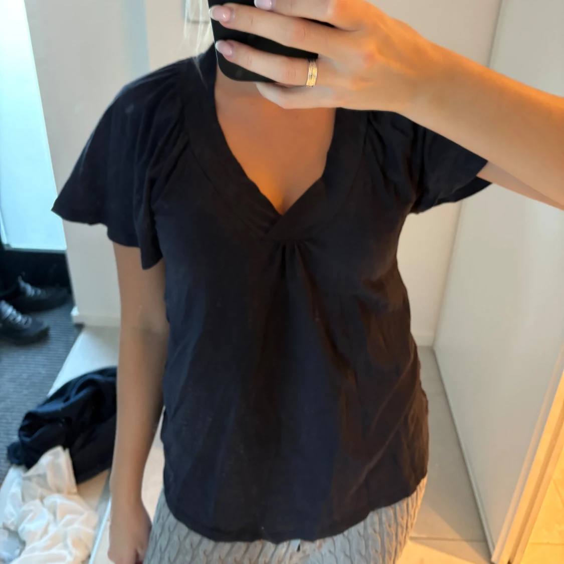 Svart blus med v-ringning - 1