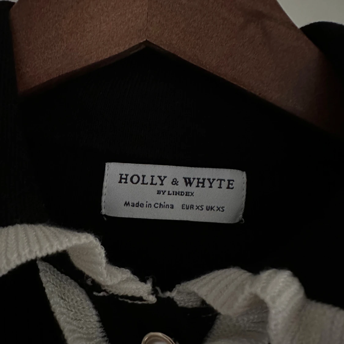 Svart pikétröja med volang - 3