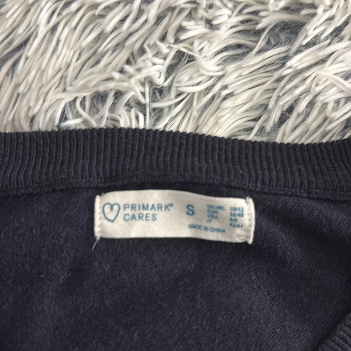 Svart v-ringad tröja från Primark - 1