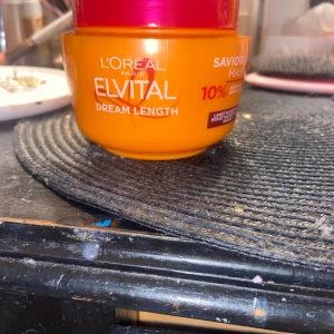 Hår mask - Använd 2 gånger!! Så det finns fortfarande väldigt mycket produkt kvar. Den gör håret lent och glansigt❤️